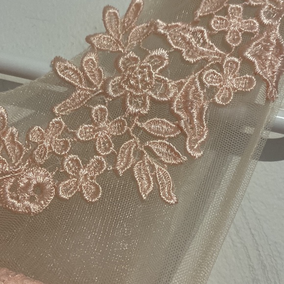 Pink laced dress - Picture 3 of 4